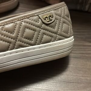 Tory Burch Jesse Quilted Sneakers in Taupe Natural Gray sz 10